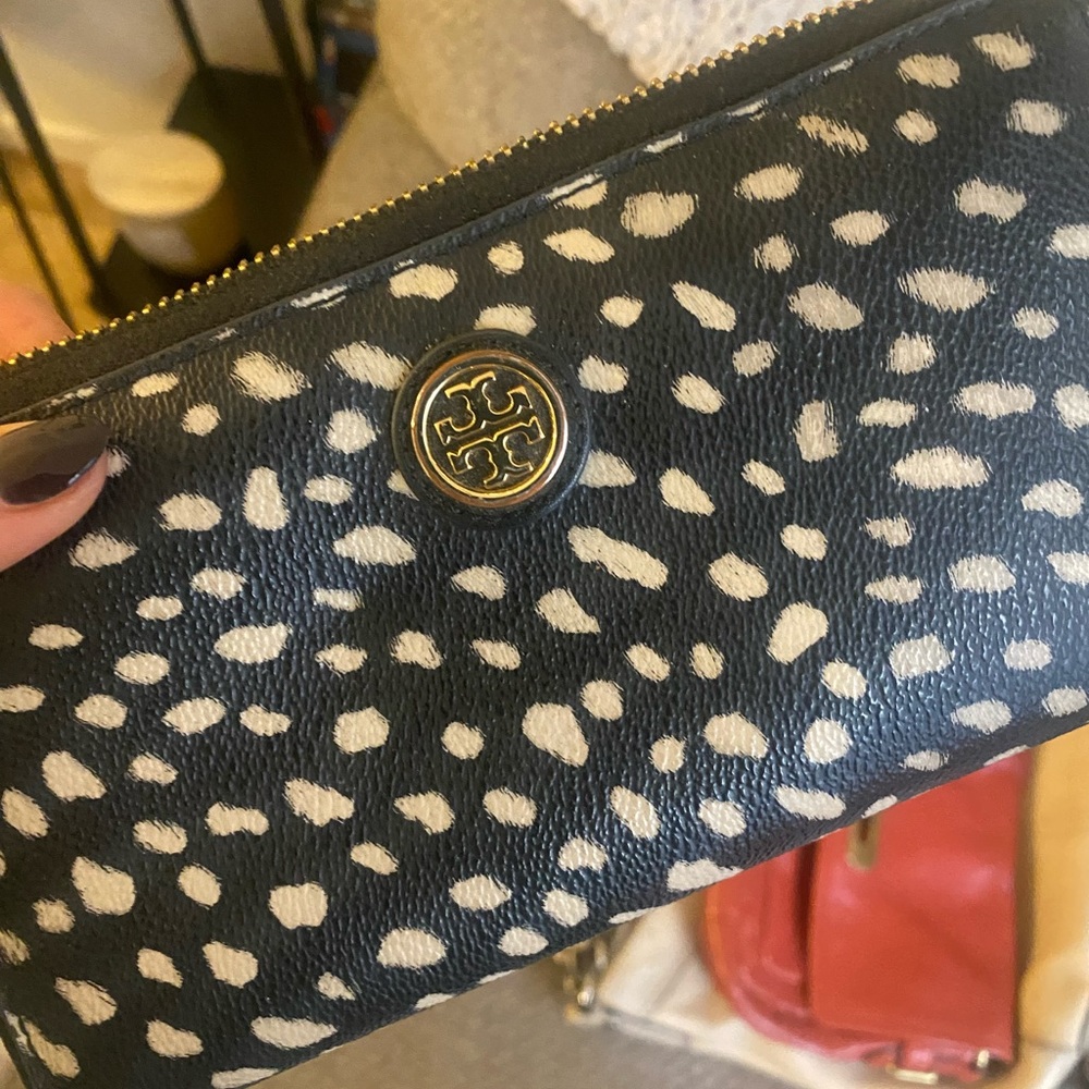 Tory Burch black and white large zip wallet